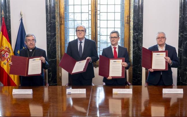 Los presidentes de la CEE, Luis Argüello, y la Confer, Jesús Díaz, junto al ministro Bolaños y al Defensor del Pueblo, Ángel Gabilondo, en la firma del protocolo de reparación.