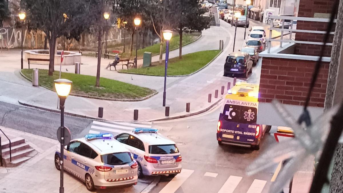 Dos coches patrulla y una ambulancia en una imagen cedida tomada por un vecino esta mañana en la calle Prim