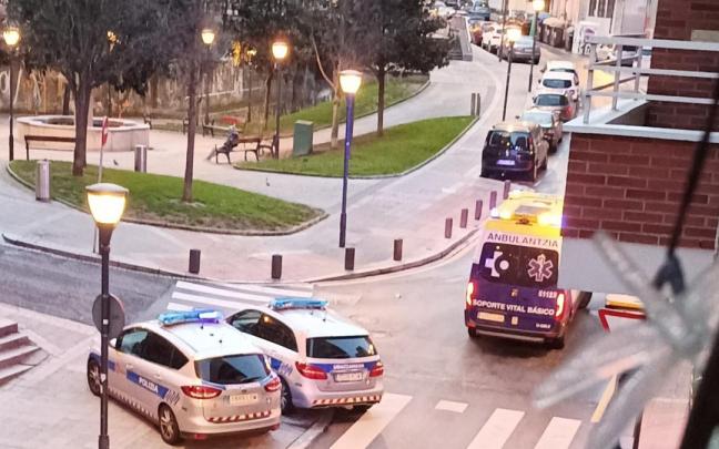 Dos coches patrulla y una ambulancia en una imagen cedida tomada por un vecino esta mañana en la calle Prim Dos coches patrulla y una ambulancia en una imagen cedida tomada por un vecino esta mañana en la calle Prim