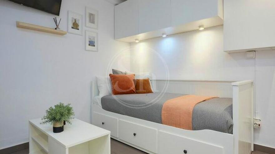 La cama-sofá, frente a la cocina, en la única estancia.
