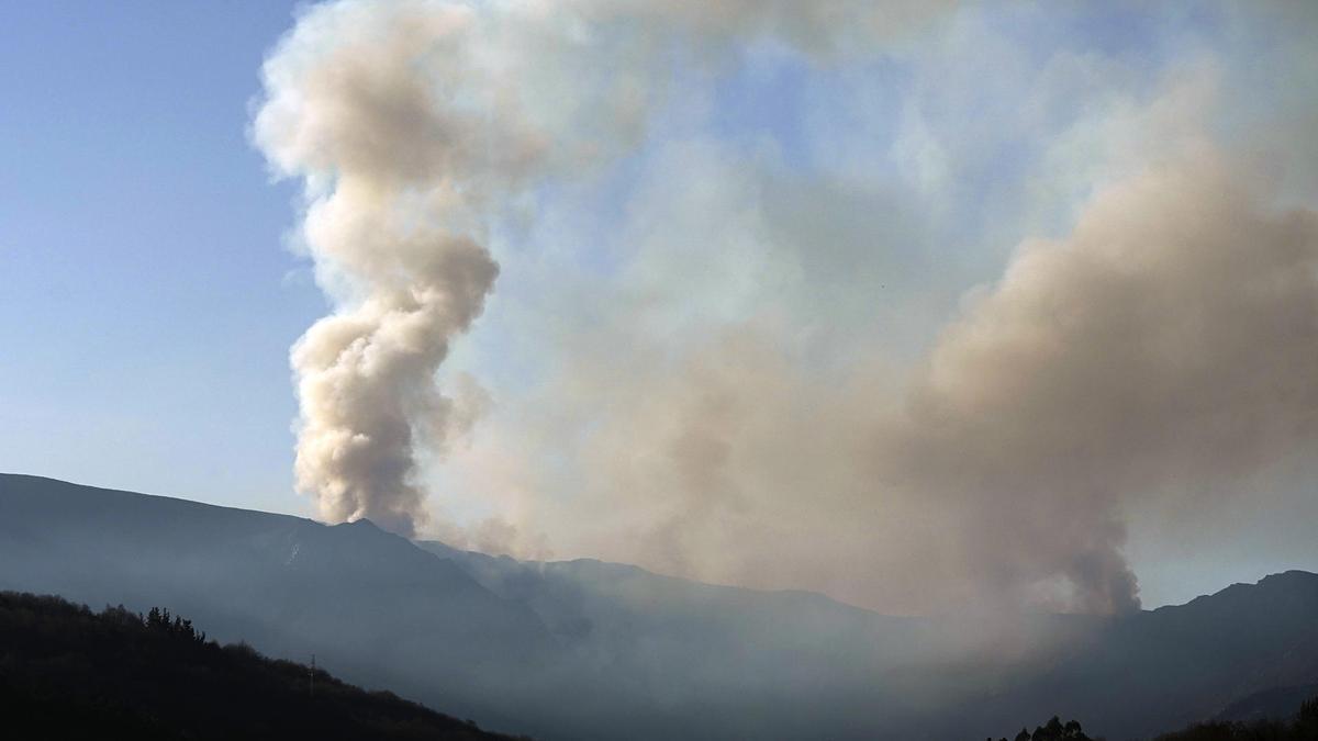 Tres incendios permanecen activos en Asturias