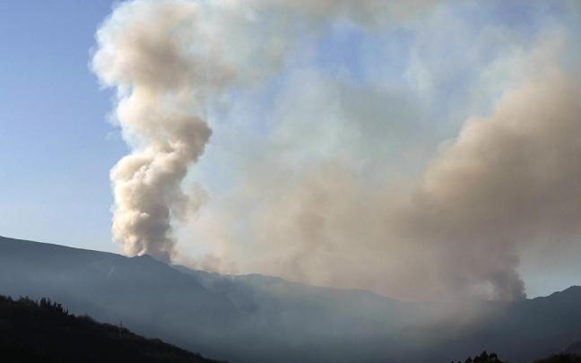 Tres incendios permanecen activos en Asturias