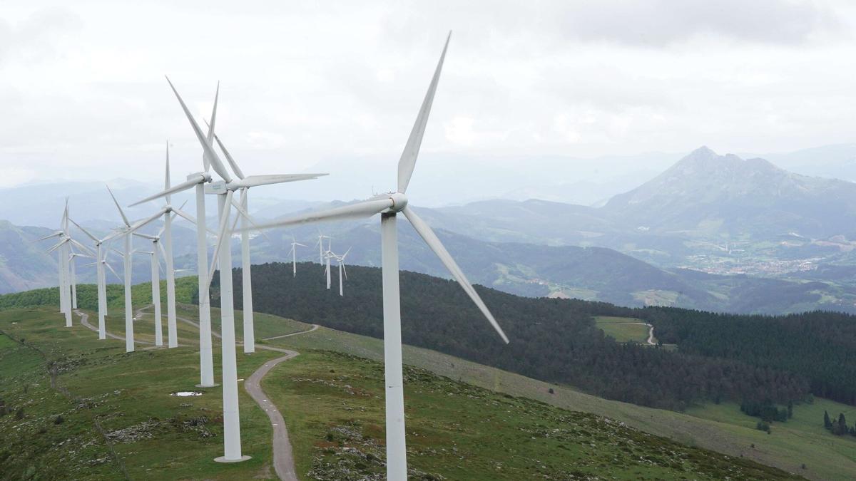 Vista de los molinos de viento en el monte Oiz, en Bizkaia.