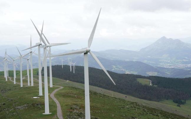 Vista de los molinos de viento en el monte Oiz, en Bizkaia.