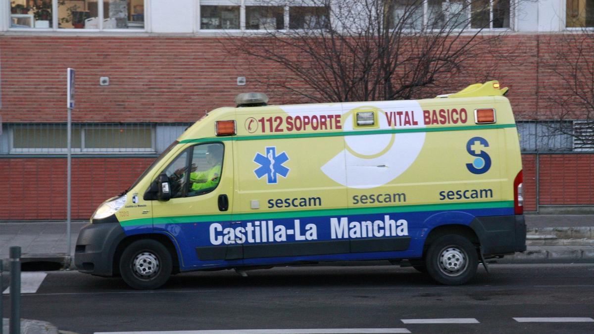 Imagen de archivo de una ambulancia de soporte vital básico en Toledo.