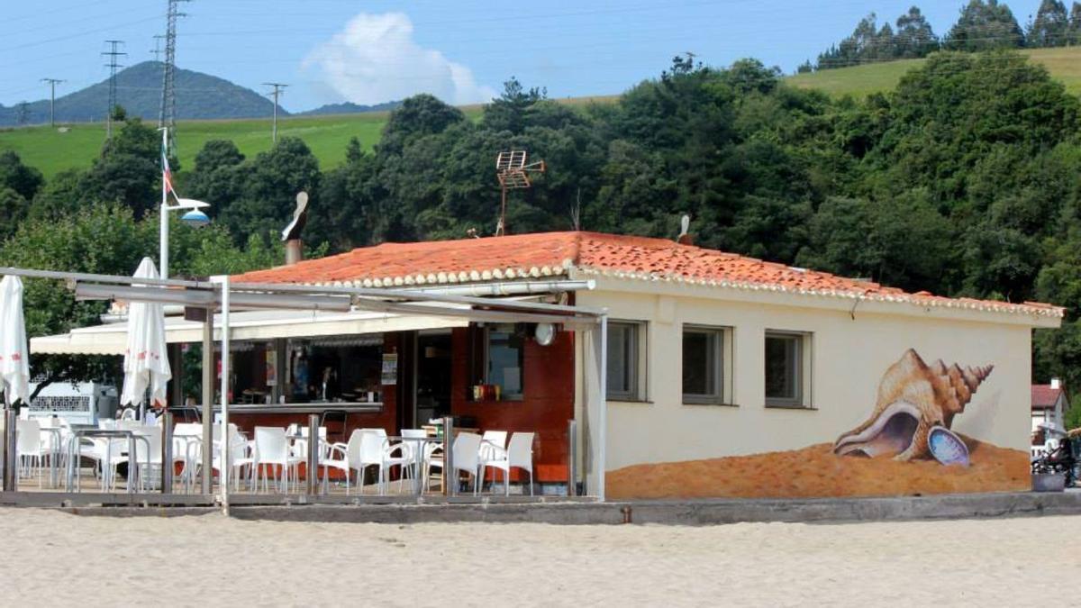 El bar-cafetería Ondargain y su terraza son uno de los atractivos que ofrece la playa de Deba a turistas y bañistas