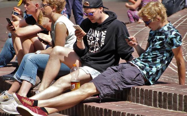 nternet es el segundo medio más usado para informarse y su uso ha pasado del 13% en 2012 al 52% actual y es además el sistema preferido por los jóvenes para estar al día.