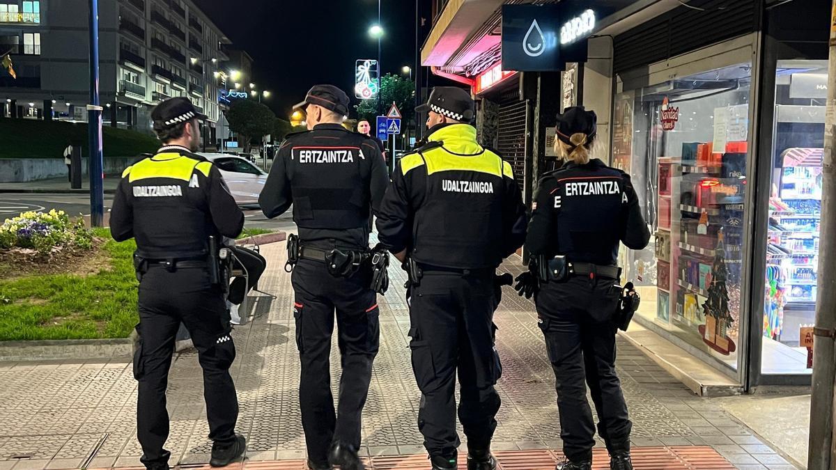 Agentes de la Ertzaintza patrullan con policías locales de Etxebarri.