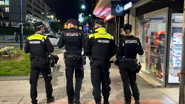 Agentes de la Ertzaintza patrullan con policías locales de Etxebarri.