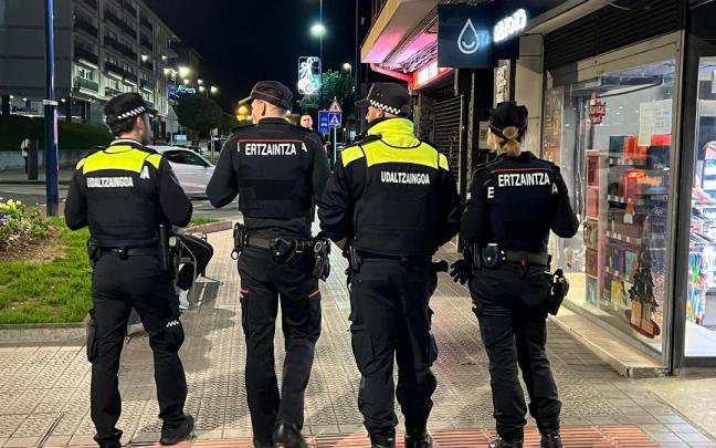 Agentes de la Ertzaintza patrullan con policías locales de Etxebarri.