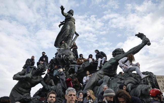 Varios protestantes se suben a la estatua 'El triunfo de la República', en París. Varios protestantes se suben a la estatua 'El triunfo de la República', en París.
