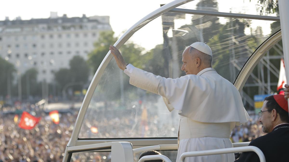 El papa saluda a las miles de personas que abarrotaban las calles de Madrid