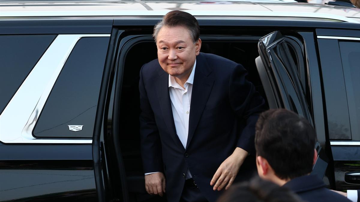 El presidente de Corea del Sur, Yoon Suk Yeol, a su llegada a la residencia presidencial tras su liberación el sábado.