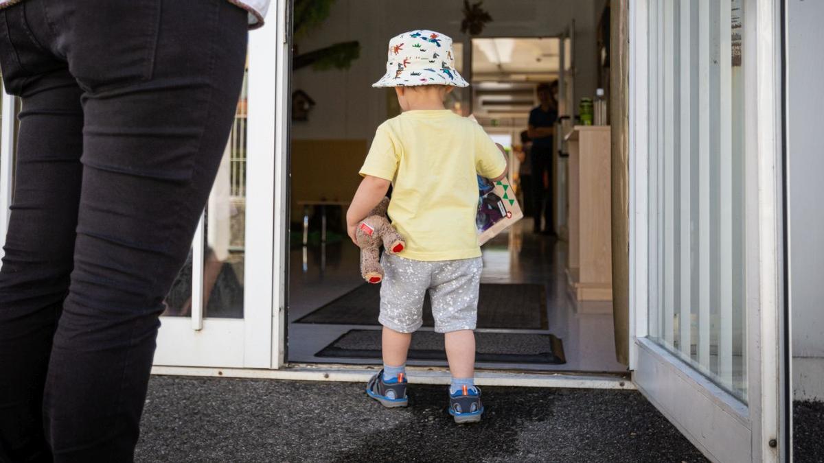 Un niño de corta edad entra a la haurreskola en el primer día de curso