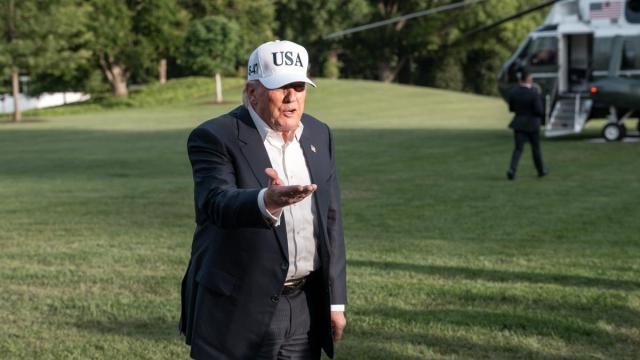 Trump, tras aterrizar en los jardines de la Casa Blanca.