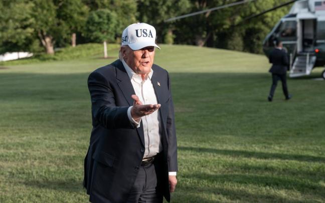 Trump, tras aterrizar en los jardines de la Casa Blanca.