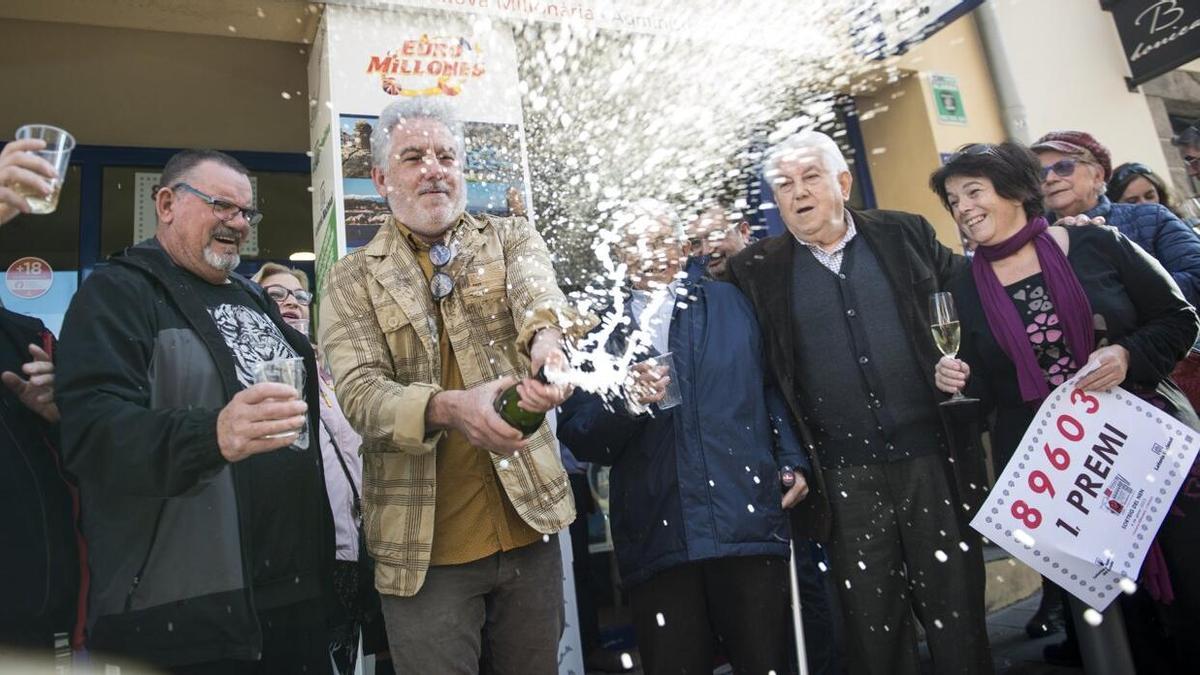 Varios agraciado con el 'Gordo' lo celebran en una administración de Girona.