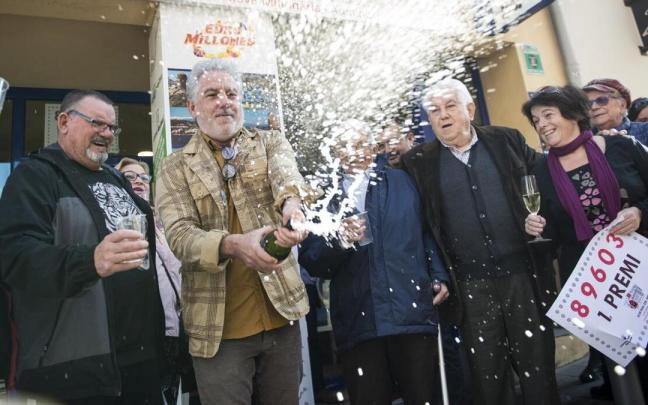Varios agraciado con el 'Gordo' lo celebran en una administración de Girona.