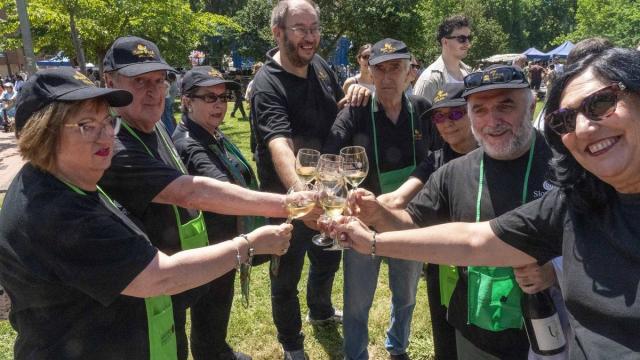 En imágenes: Brindis en Amurrio por el Txakoli Eguna
