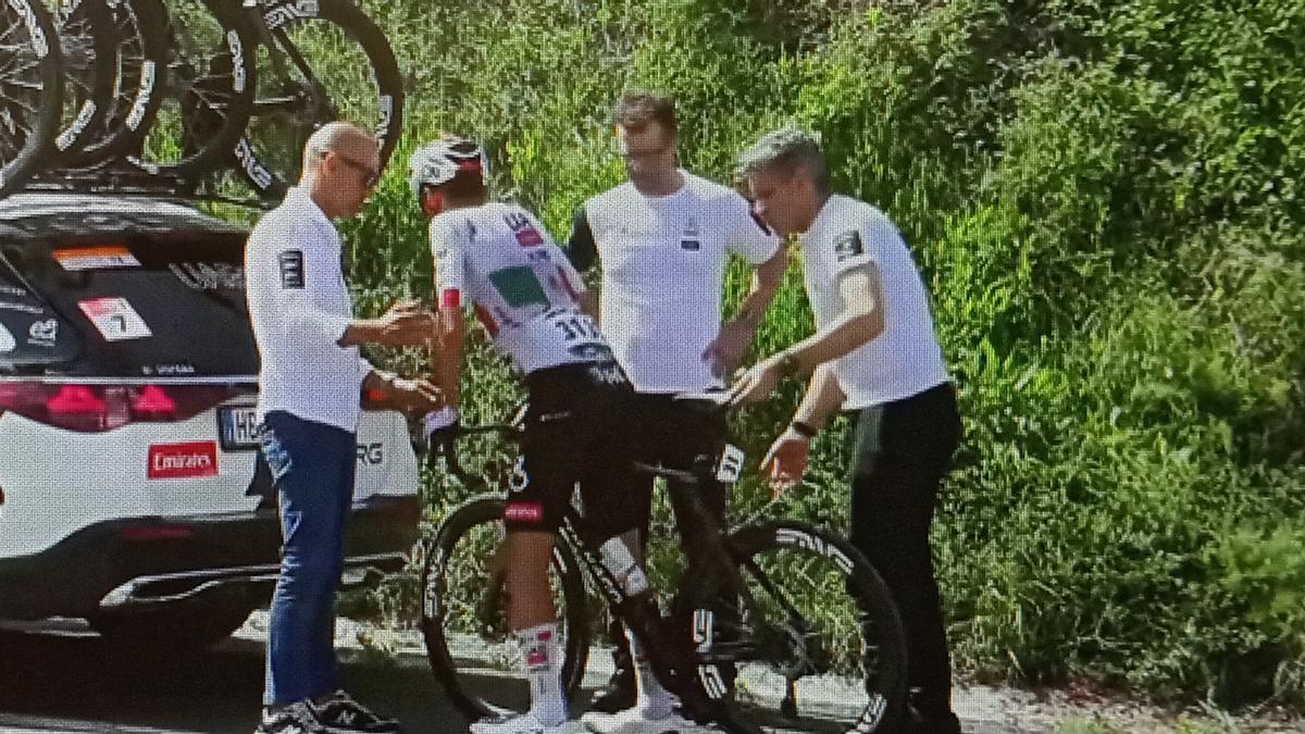 Matxin atiende a Del Toro antes de que este se suba al coche de equipo.