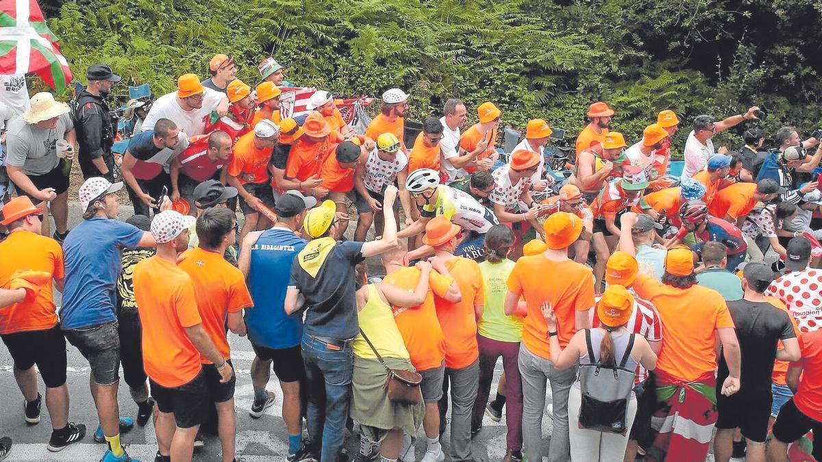 La afición vasca ofreció un gran espectáculo desde las cunetas animando a los corredores.