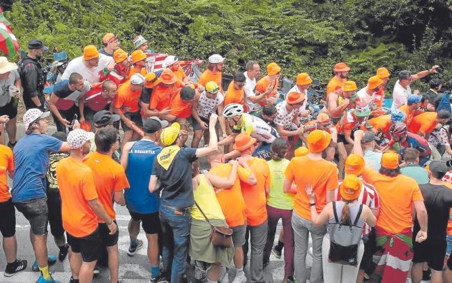 La afición vasca ofreció un gran espectáculo desde las cunetas animando a los corredores.