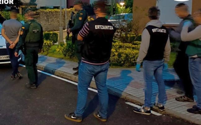 Uno de los detenidos en el operativo policial.