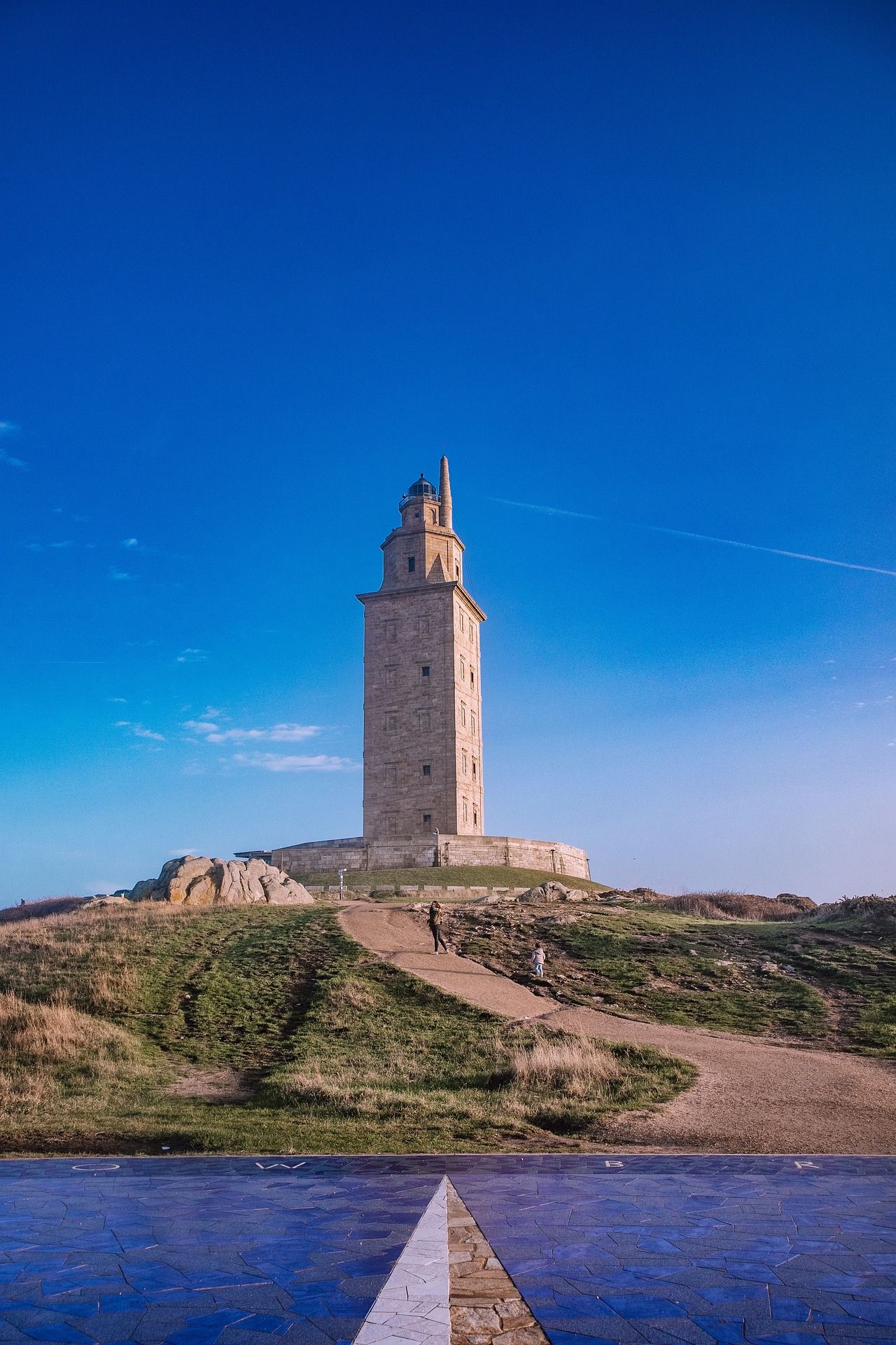 El camino que sube hasta la explanada donde se ubica la Torre de Hércules.