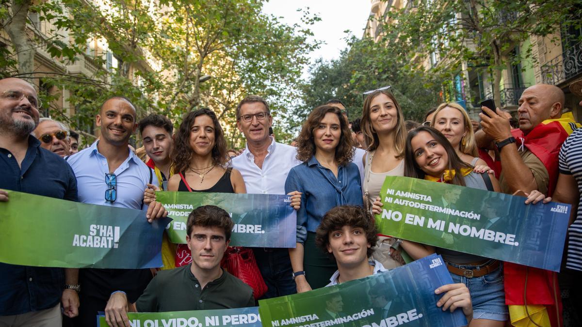 El presidente del PP, Alberto Núñez Feijóo, junto a Isabel Díaz Ayuso en la manifestación en contra de la amnistía.