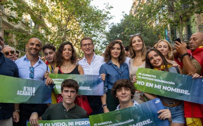 El presidente del PP, Alberto Núñez Feijóo, junto a Isabel Díaz Ayuso en la manifestación en contra de la amnistía.