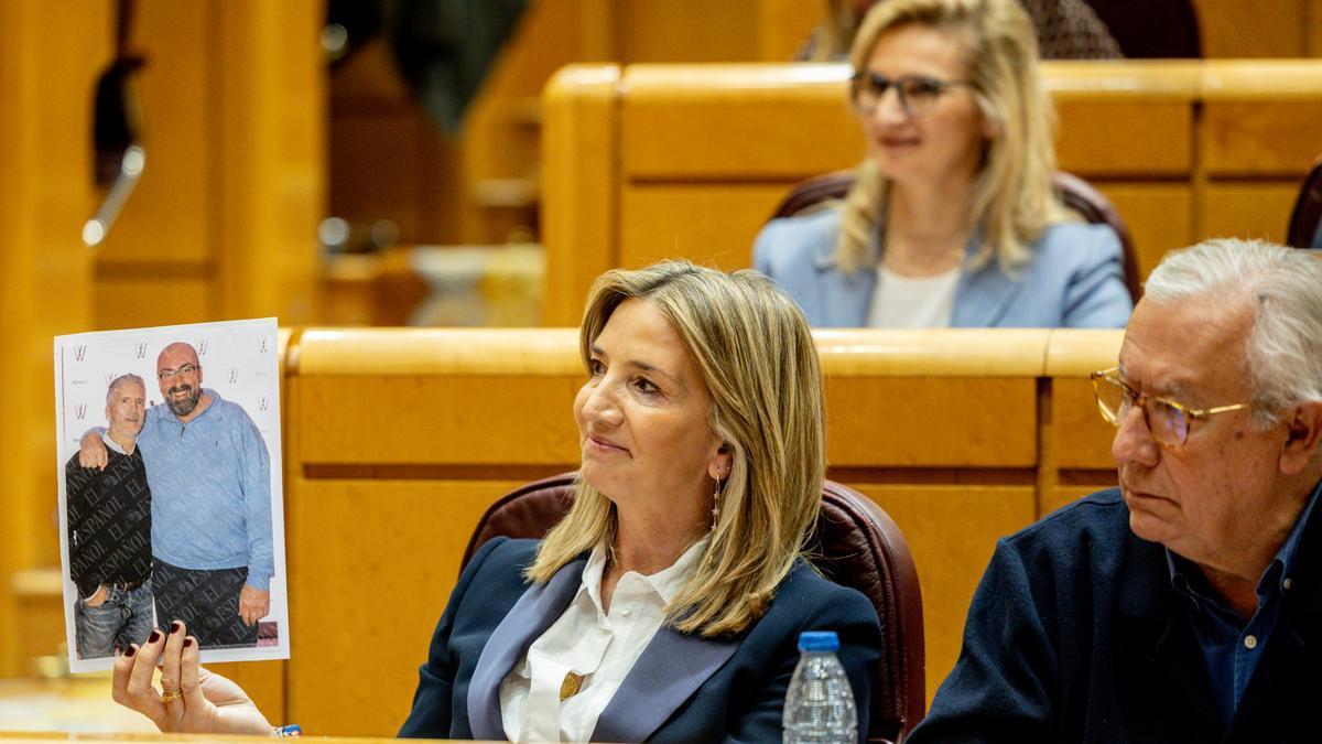 La portavoz del PP en el Senado, Alicia García, muestra una fotografía de Fernando Grande Marlaska y Koldo García durante una sesión de control al Gobierno en el Senado.