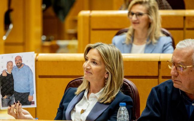La portavoz del PP en el Senado, Alicia García, muestra una fotografía de Fernando Grande Marlaska y Koldo García durante una sesión de control al Gobierno en el Senado.