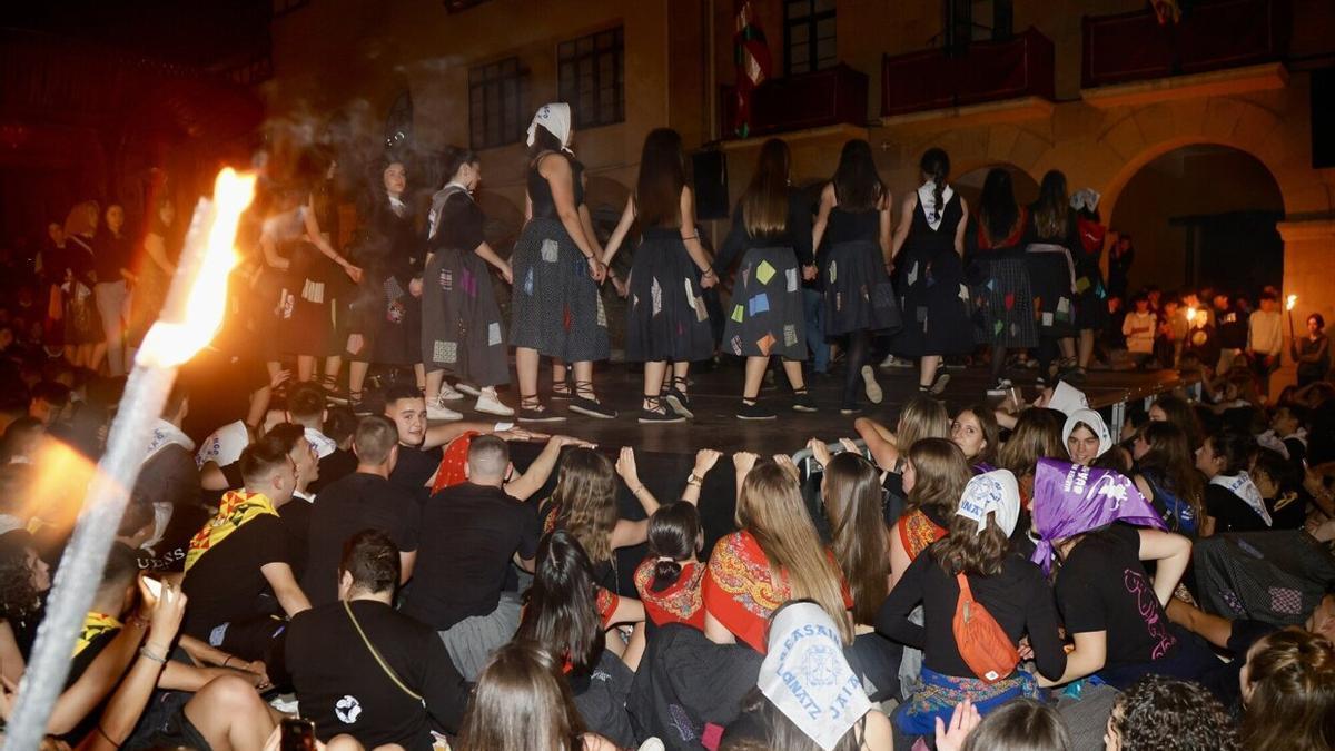Espectacular Bajada de Mari en las fiestas de Beasain