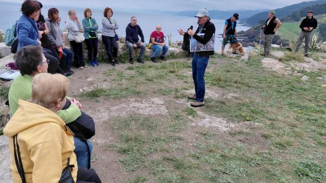 Visita guiada del Banco del Tiempo de Lekeitio a la isla de Garraitz, con explicaciones de Guillermo Ruiz de Erentxun.