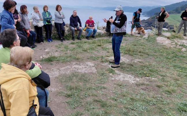 Visita guiada del Banco del Tiempo de Lekeitio a la isla de Garraitz, con explicaciones de Guillermo Ruiz de Erentxun.