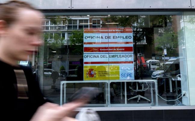 Una transeúnte pasa por delante de la oficina del SEPE.