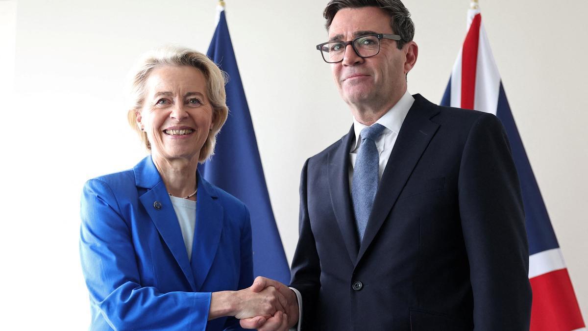 Von der Leyen, junto al primer ministro británico, Andy Burnham.