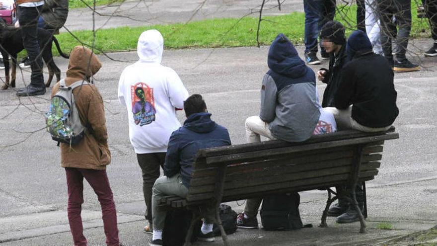 Un grupo de jóvenes, ajenos a la información, en un parque.