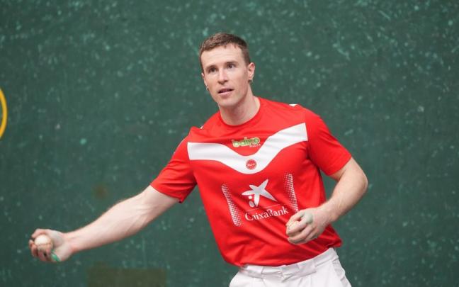 Iñaki Artola en la elección del material. JORGE MUÑOZ