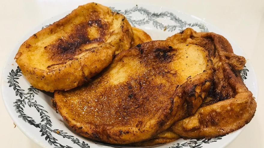Un plato de torrijas listo para sacar a la mesa.