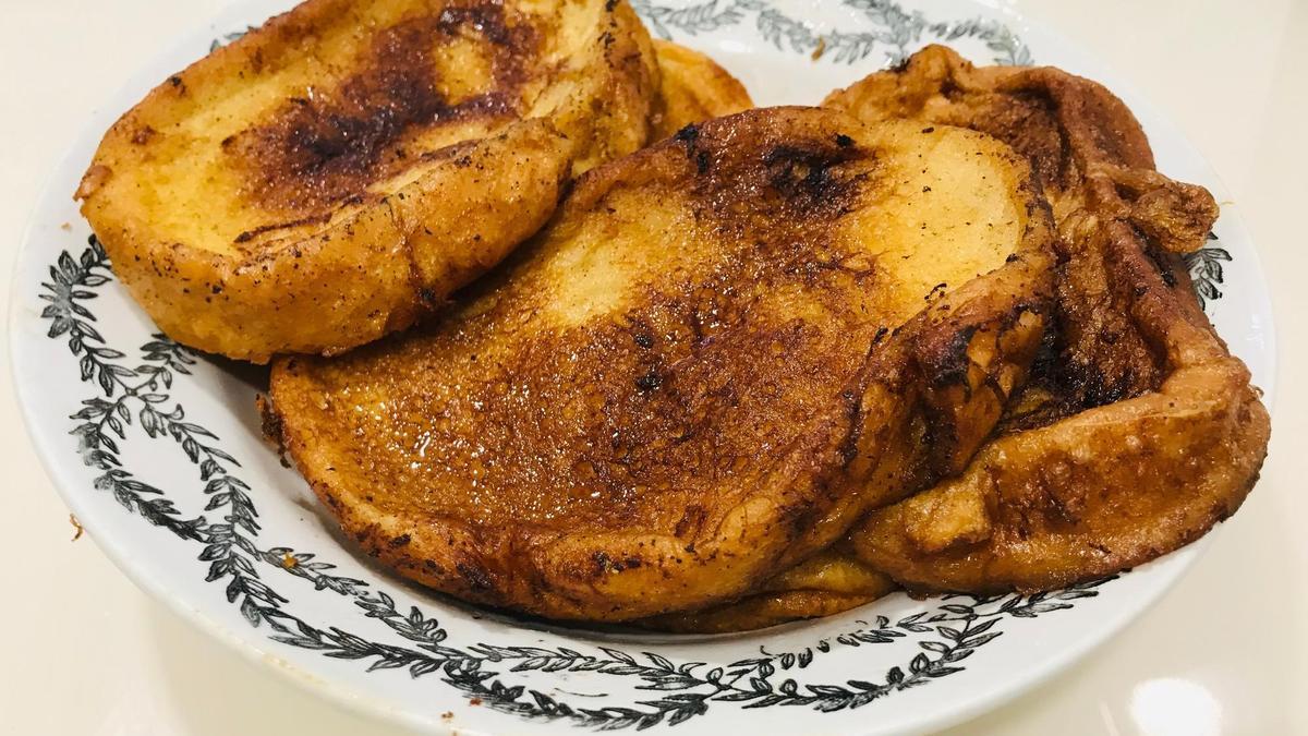Un plato de torrijas listo para sacar a la mesa.