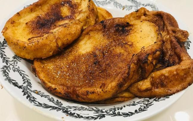 Un plato de torrijas listo para sacar a la mesa.