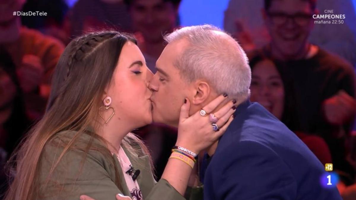 El beso entre Carolina Iglesias y Ramón García.