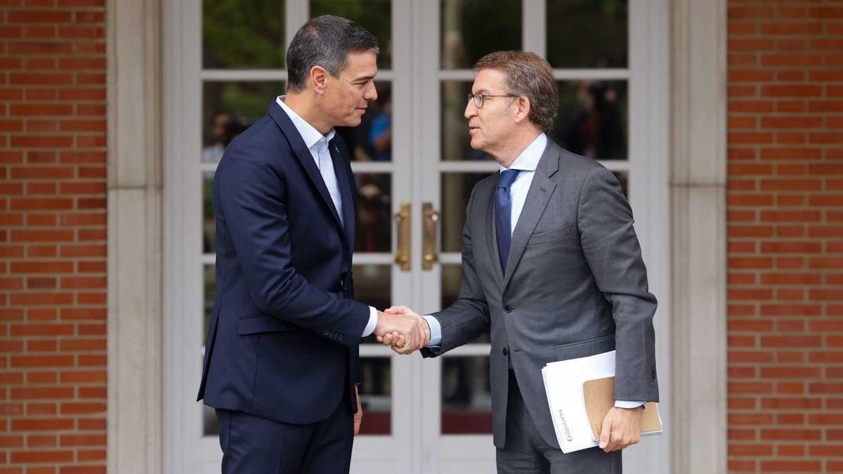 Pedro Sánchez y Alberto Núñez Feijóo, se saludan antes de un encuentro en Moncloa