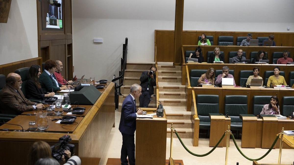 El lehendakari, Iñigo Urkullu, interviene durante el pleno de este viernes en el Parlamento Vasco.