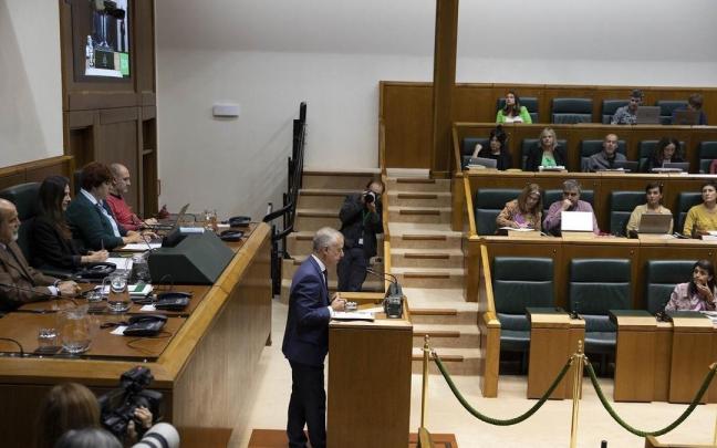 El lehendakari, Iñigo Urkullu, interviene durante el pleno de este viernes en el Parlamento Vasco.