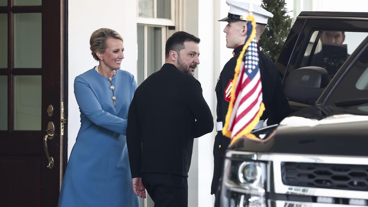 El presidente ucraniano Volodimir Zelenski abandona la Casa Blanca en solitario