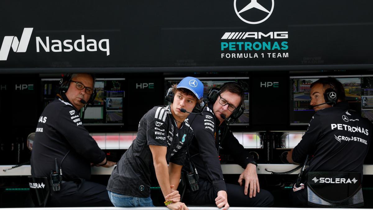 El líder del Mundial, Kimi Antonelli, junto a integrantes de la escudería Mercedes.