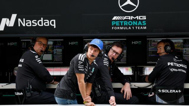 El líder del Mundial, Kimi Antonelli, junto a integrantes de la escudería Mercedes.