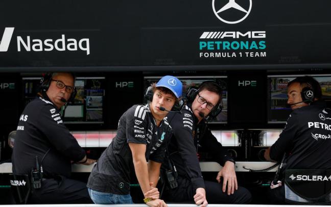 El líder del Mundial, Kimi Antonelli, junto a integrantes de la escudería Mercedes.